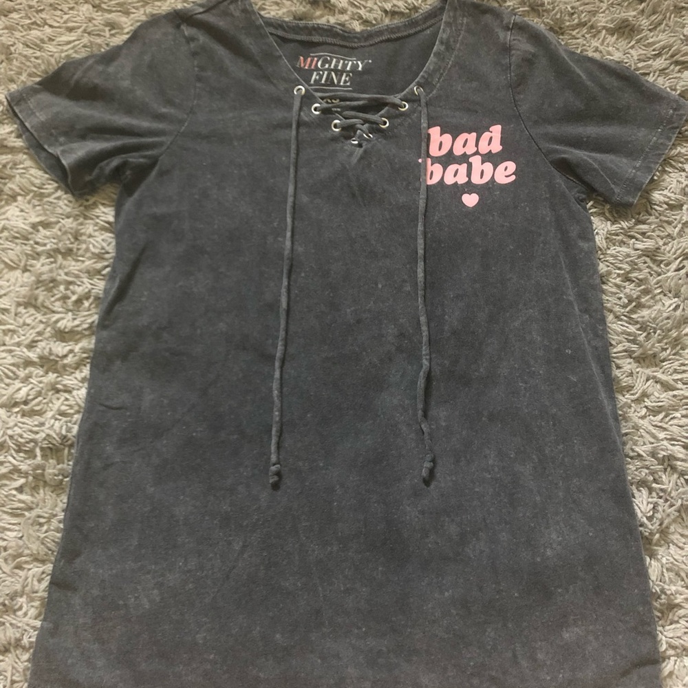 A lace up grey graphic tee 👄.